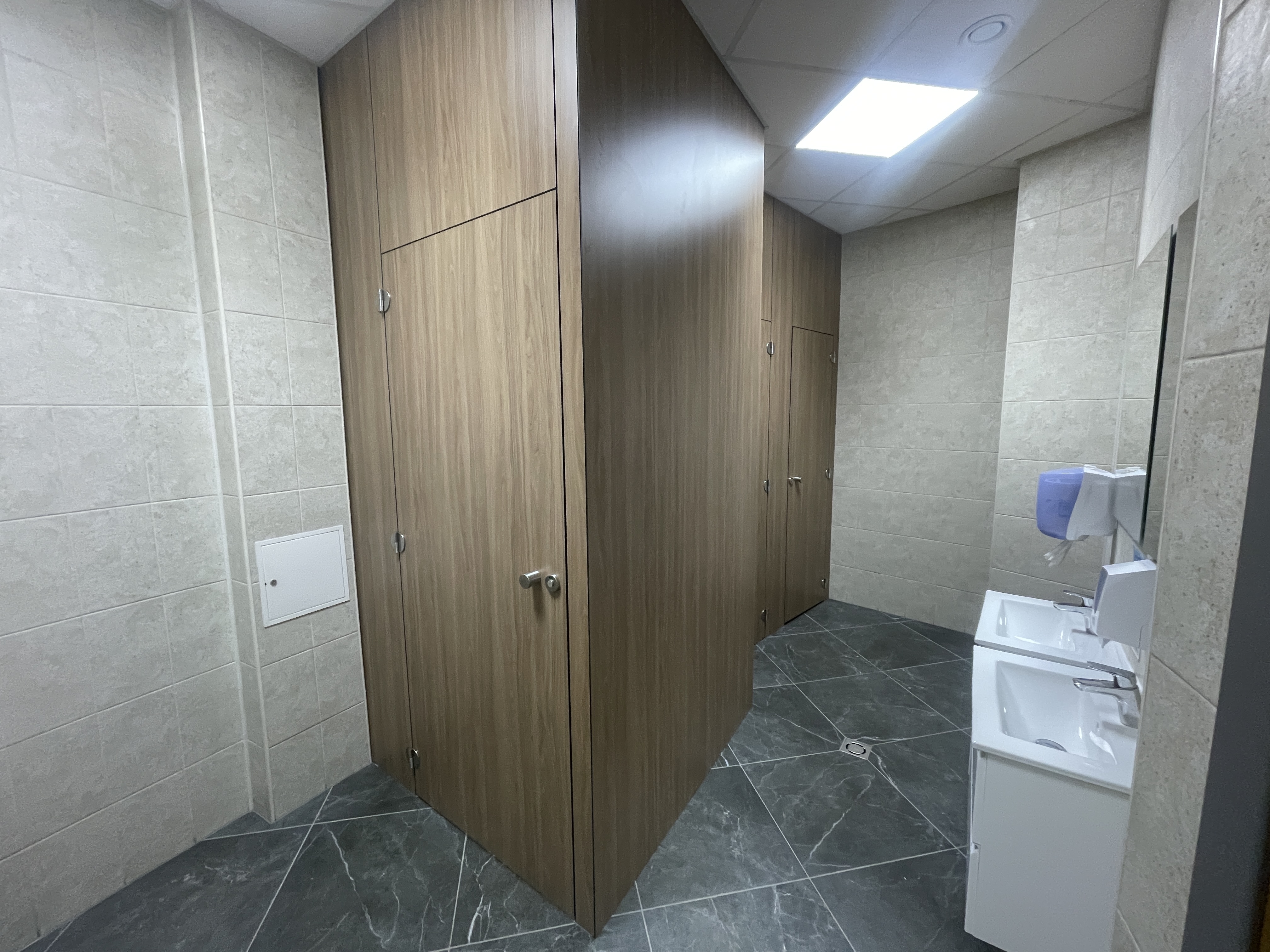 Atnaujintos administracinės WC patalpos po renovacijos