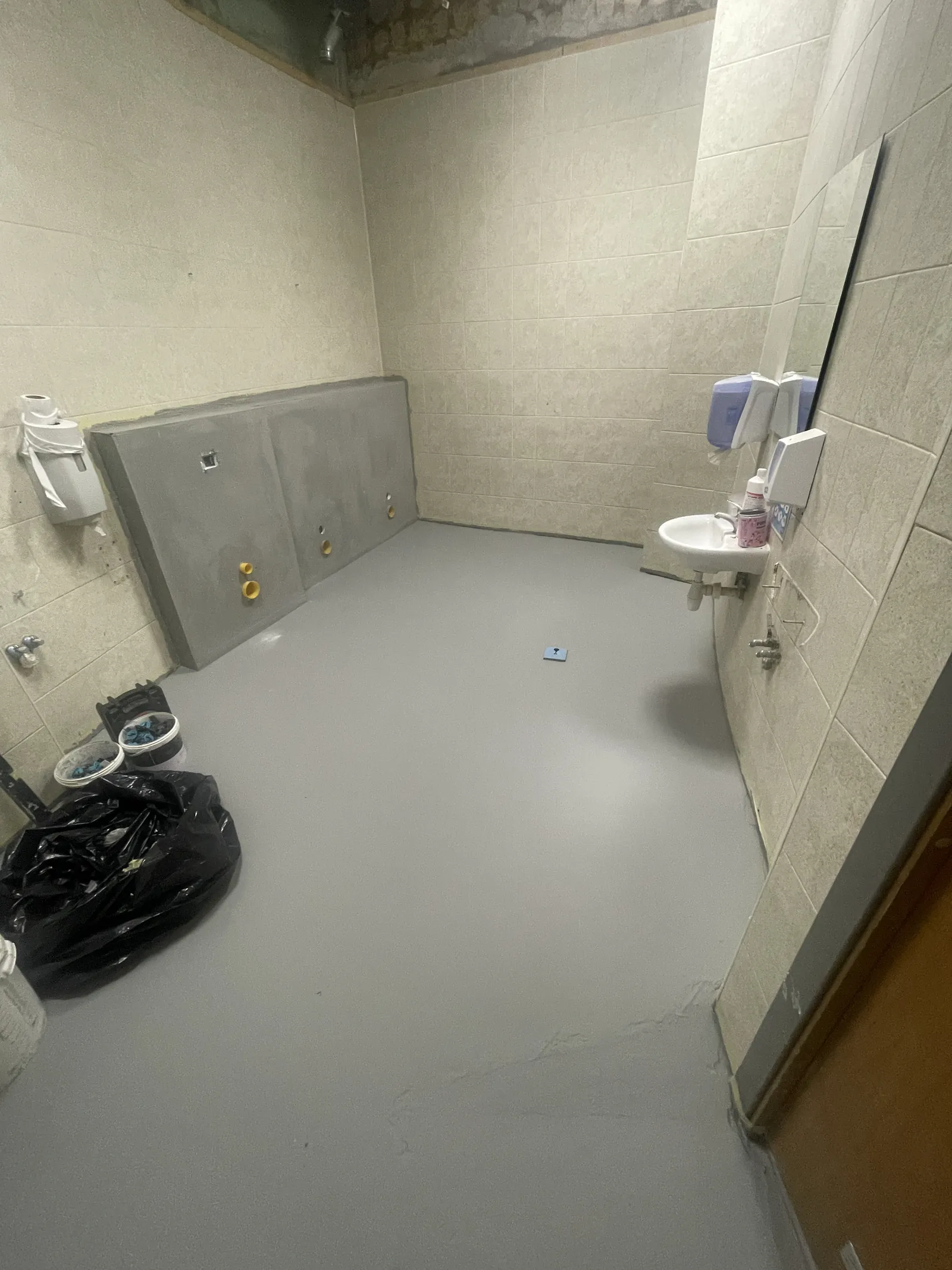 Pakabinamų lubų ir apdailos darbų eiga WC patalpose